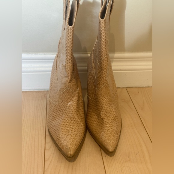 Beige boots cowboy style size 8 - Picture 3 of 7